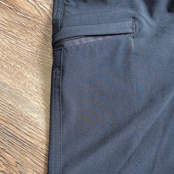 Columbia Black Men's Hybrid Stretch Shorts - Picture 3 of 5